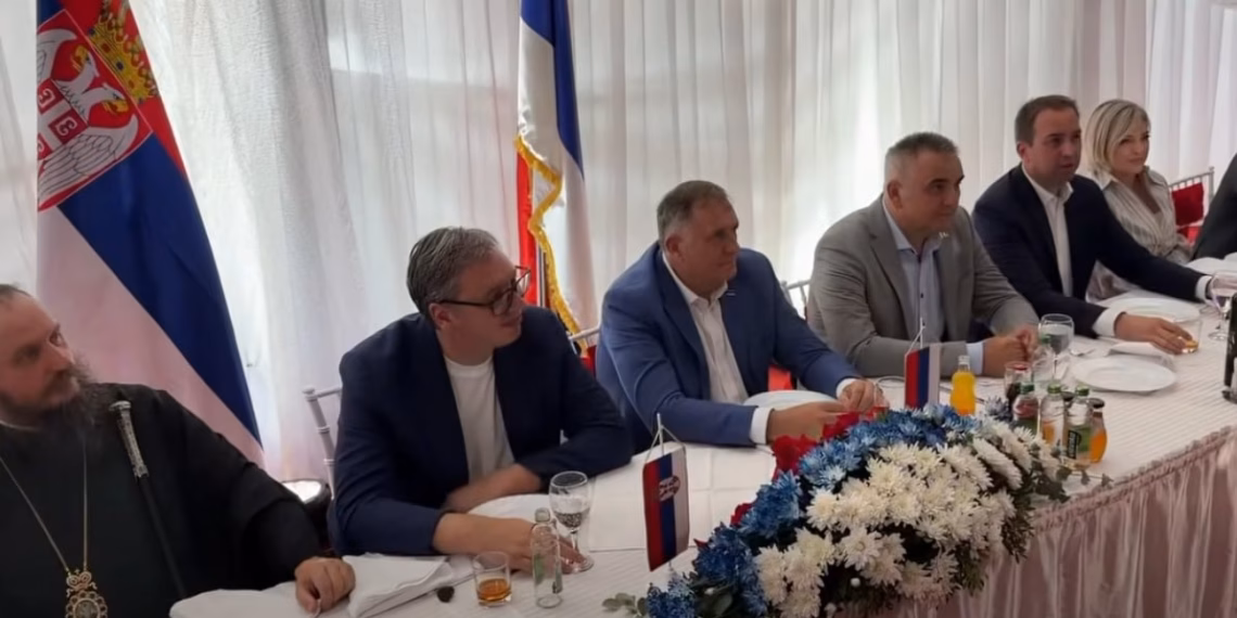 Skandal: Vuçiq, Vulin dhe Dodik festojnë me këngë nacionaliste derisa në Kosovë vazhdojnë gërmimet për varreza masive