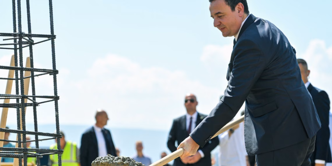 Kurti: Autostrada Shkup-Bllacë, urë e re mes Kosovës dhe Maqedonisë së Veriut