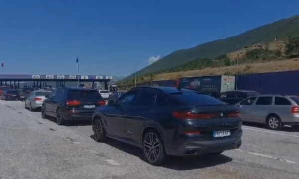 Fluks i shtuar automjetesh në Morinë, regjistrohen mbi 50 mijë hyrje nga Kosova