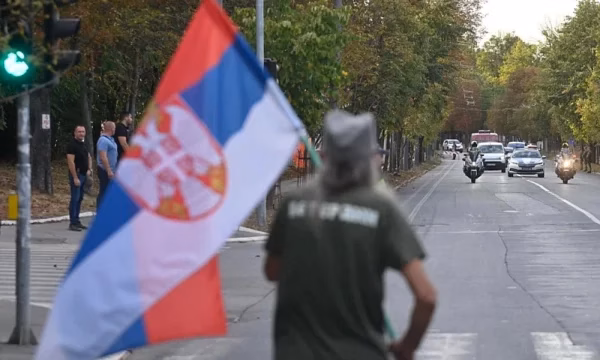 Qeveria serbe nderon Mlladiqin: Ministrat e Vuçiqit dolën ta presin me nderime trupin e kriminelit të luftës