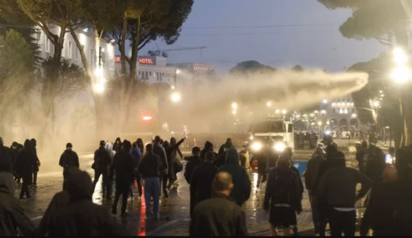 Në Shqipëri hyjnë në fuqi masat anti-dhunë, policia vendos “kushtet” e protestës, gjoba deri në 500 mijë lekë për tubuesit me maska