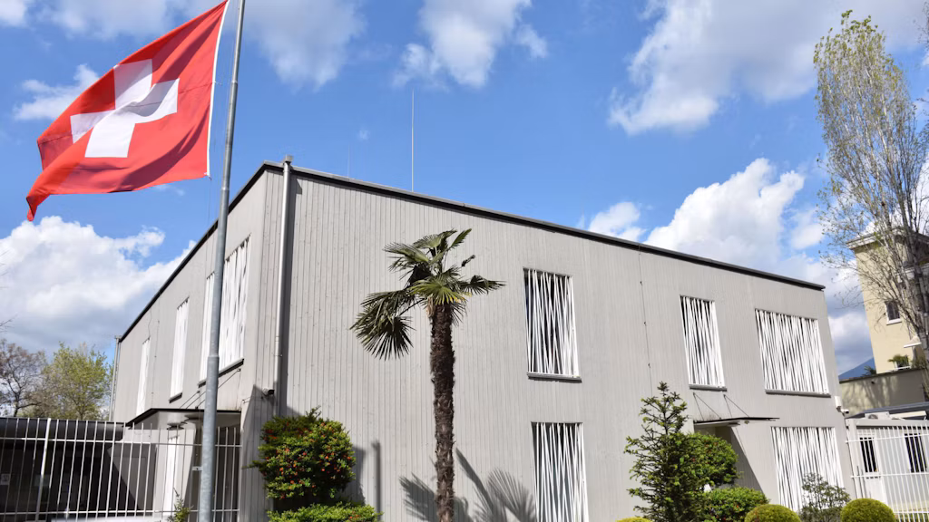 “Forcat e sigurisë të veprojnë në përputhje me standardet ndërkombëtare”- Apeli i ambasadës së Zvicrës: Jemi të shqetësuar për dhunën! Të mbrohet liria e medias