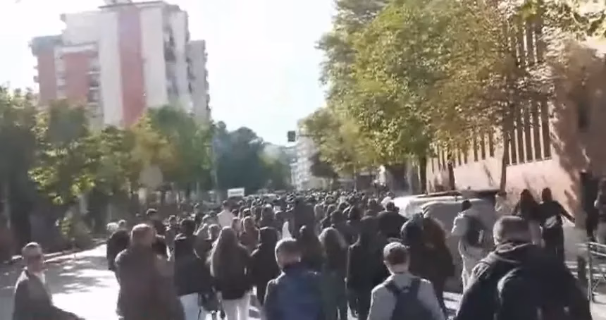 Bojkotohet mësimi në gjimnaze dhe fakultete të Tiranës, studentët nisin marshimin, grumbullohen para Parlamentit