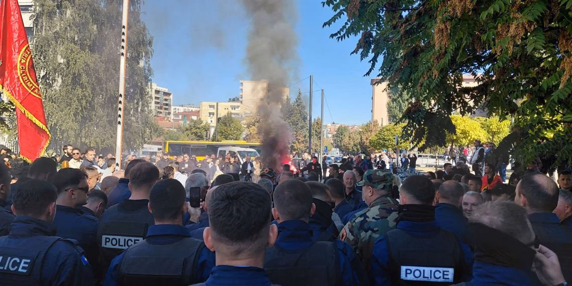 Protestuesit deklarojnë se do të qëndrojnë para Kuvendit deri pas votimit të dytë të projektligjit